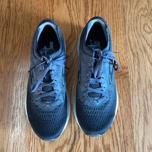 Women’s BROOKS Levitate 2 running shoe- like new